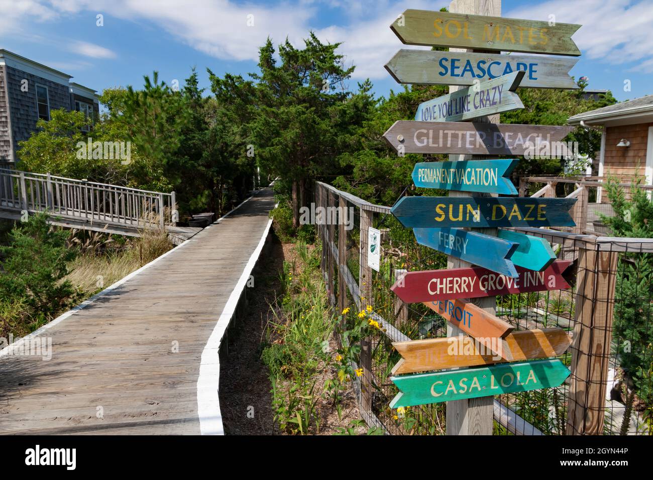 Cartello colorato lungo la passerella a Cherry Grove, Fire Island, Suffolk County, New York, USA. Foto Stock