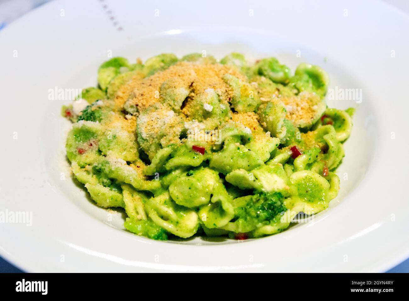 Orecchiette con salsa di broccoli, pecorino con pangrattato al Pasta e Pizza, Eataly, Liverpool Street, Londra, UK Foto Stock