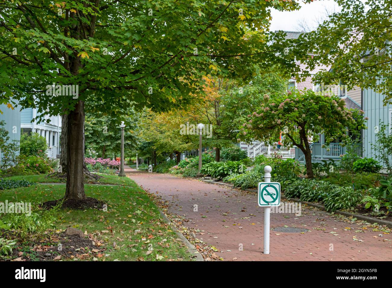 Chautauqua, New York - The Chautauqua Institution. Molte delle strade di mattoni della città sono fuori limite per i veicoli a motore. Foto Stock