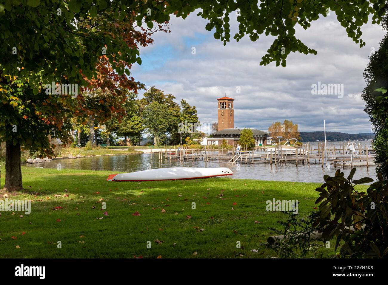 Chautauqua, New York - Miller Bell Tower sul lago Chautauqua nella Chautauqua Institution. Foto Stock