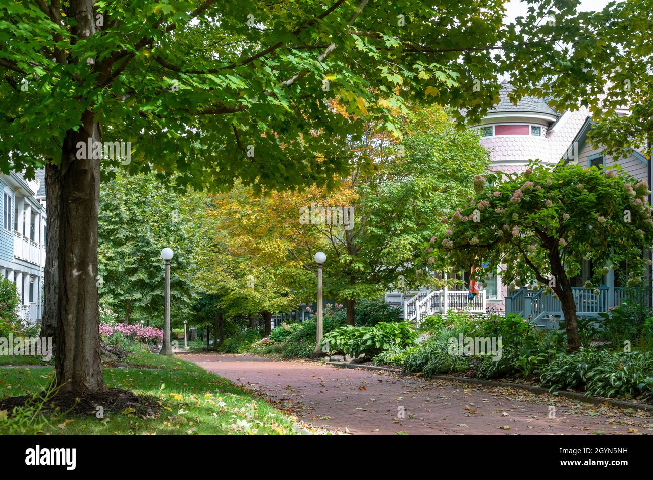 Chautauqua, New York - The Chautauqua Institution. Molte delle strade di mattoni del villaggio sono solo per i pedoni. Foto Stock