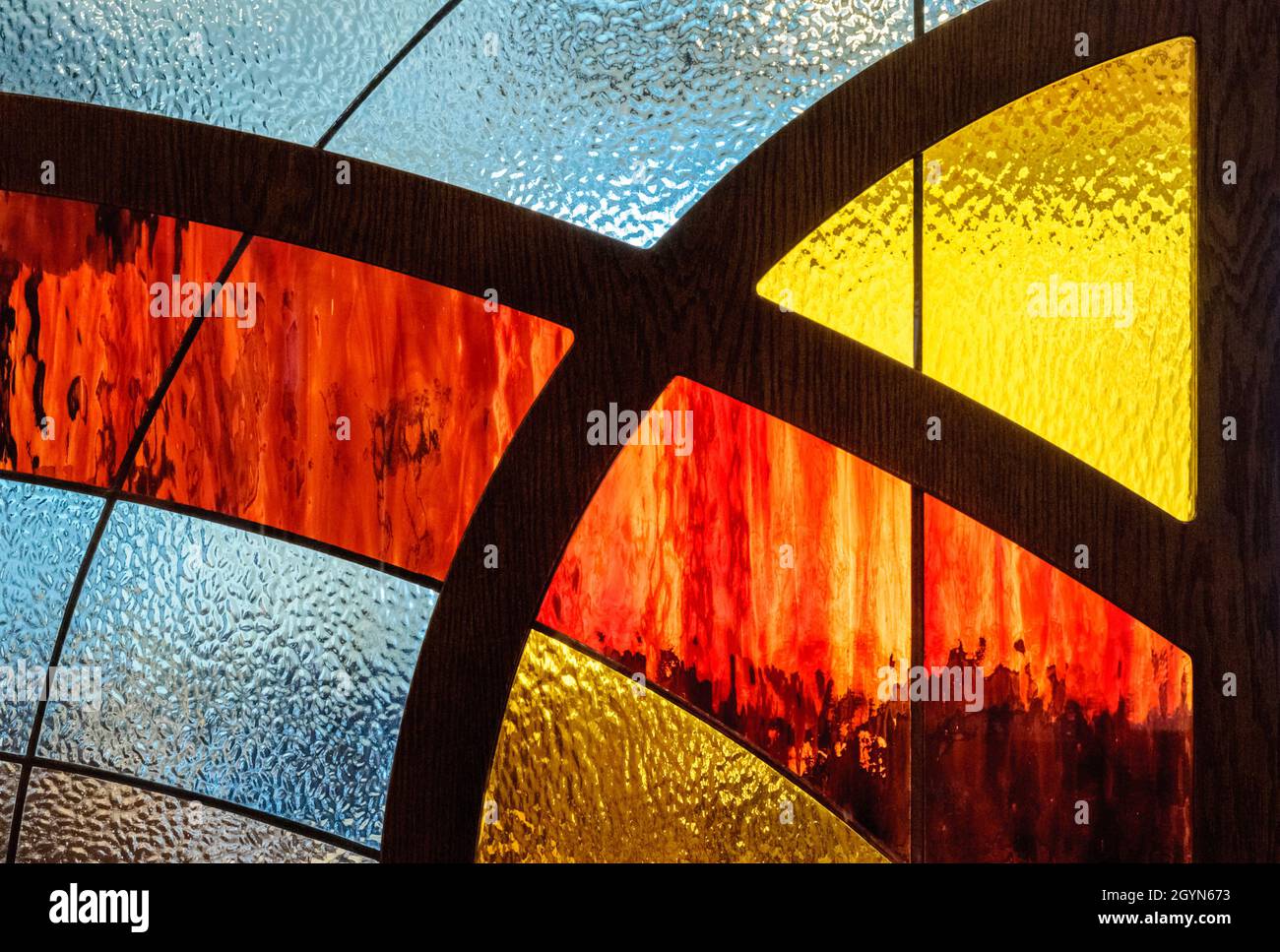 Vetro verniciato a rilievo con sezioni separate in metallo. Forme geometriche con vetro colorato Foto Stock