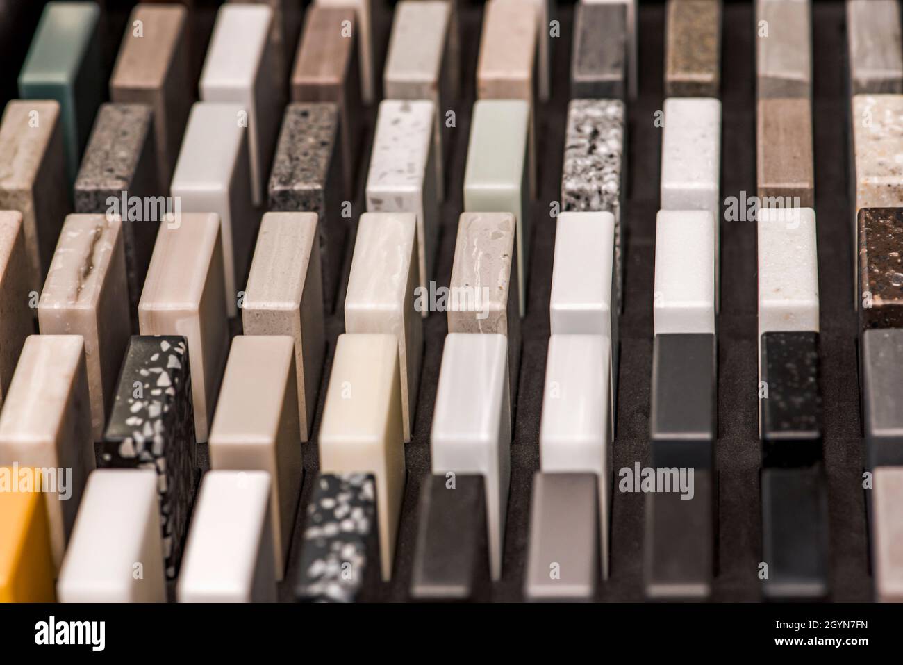 Campioni di pietra artificiale decorativa, primo piano. Campioni di pietra per i piani di cucina o bagno, arredamento moderno Foto Stock