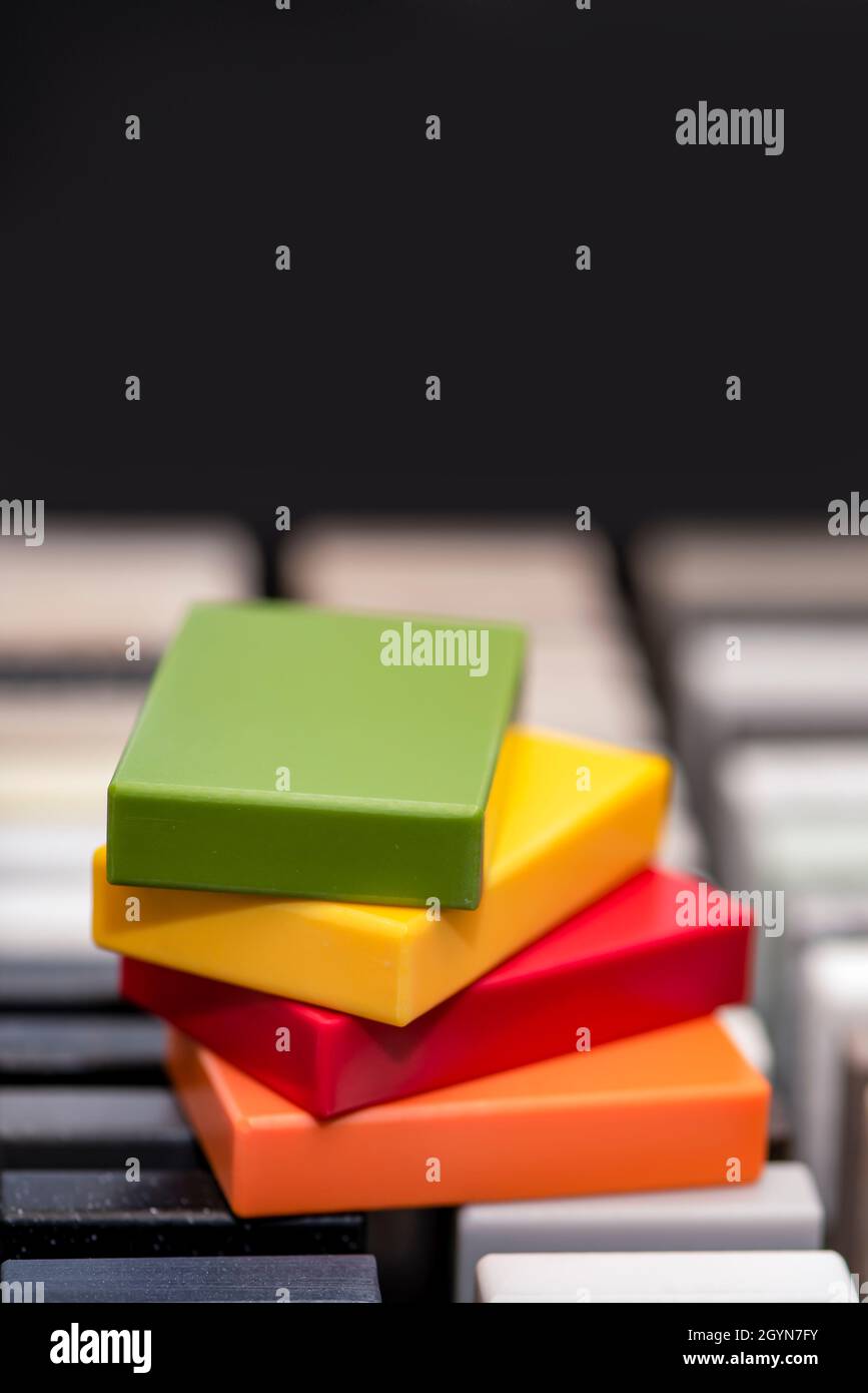 Campioni di pietra artificiale decorativa, primo piano. Campioni di pietra per i piani di cucina o bagno, arredamento moderno Foto Stock