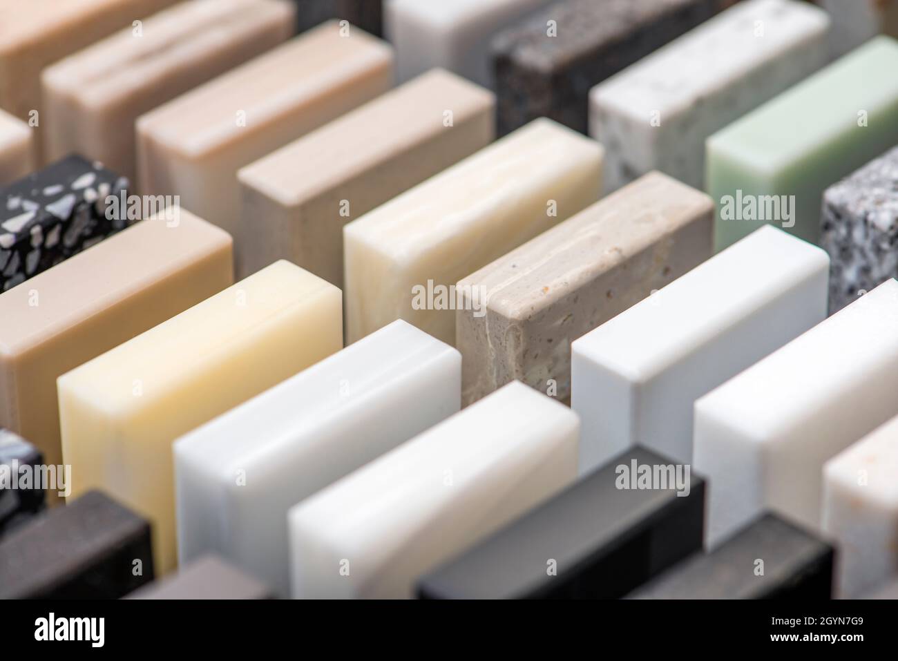 Campioni di pietra artificiale decorativa, primo piano. Campioni di pietra per i piani di cucina o bagno, arredamento moderno Foto Stock