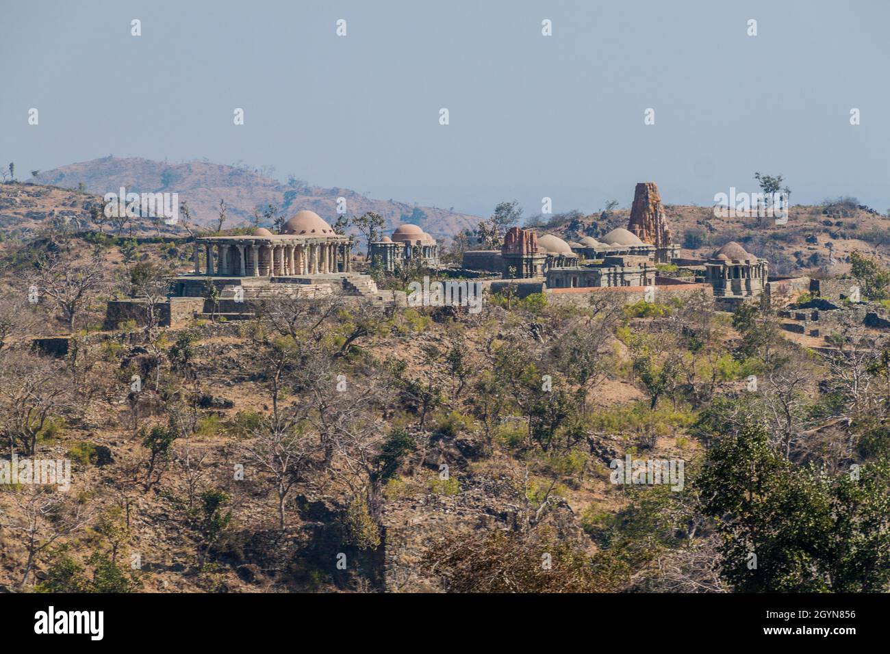 Templi nella fortezza di Kumbhalgarh, stato del Rajasthan, India Foto Stock
