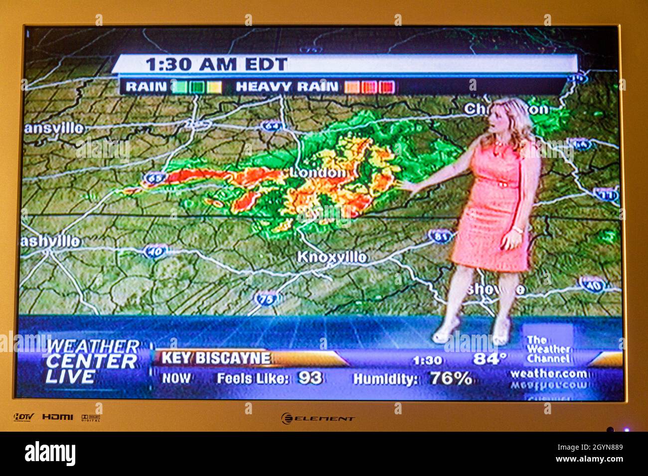 Televisore, TV a schermo piatto monitor cable Meteo Channel, donna donna dal vivo in aria meteorologist pioggia pesante mappa Foto Stock