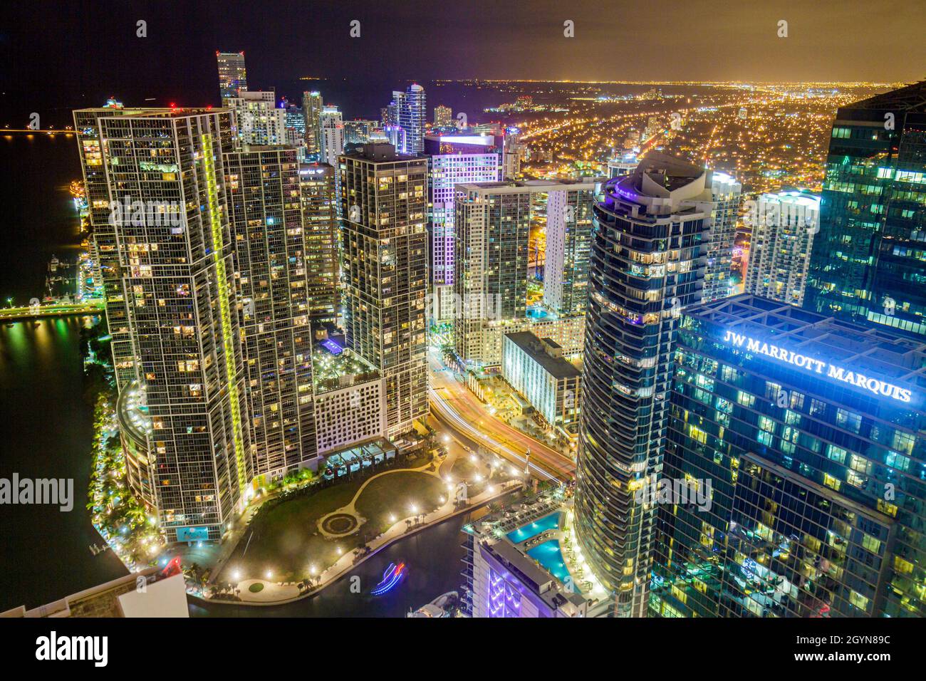 Miami Florida, quartiere finanziario di Brickell Avenue, vista aerea dall'alto, ICONA dello skyline della citta' notturna, alti edifici condominali Foto Stock