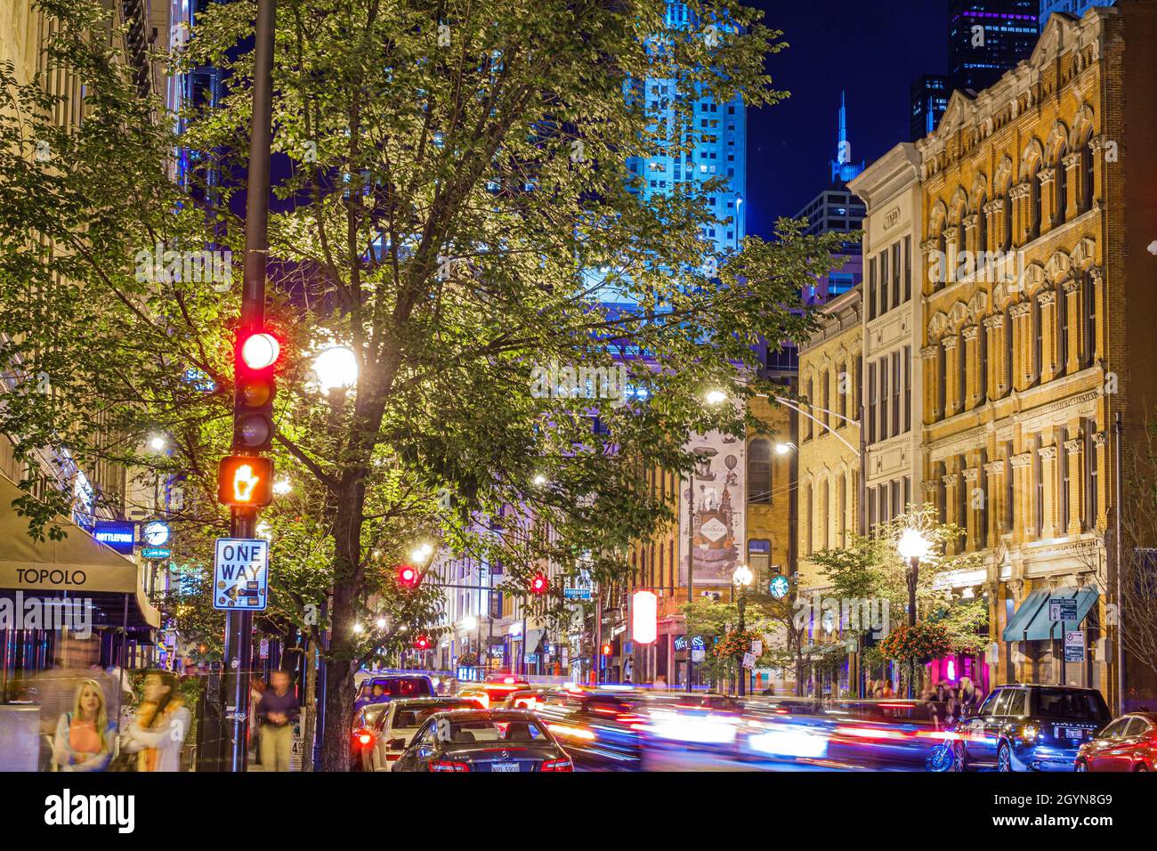 Chicago, Illinois, River North Downtown North Clark Street notte edifici traffico Foto Stock