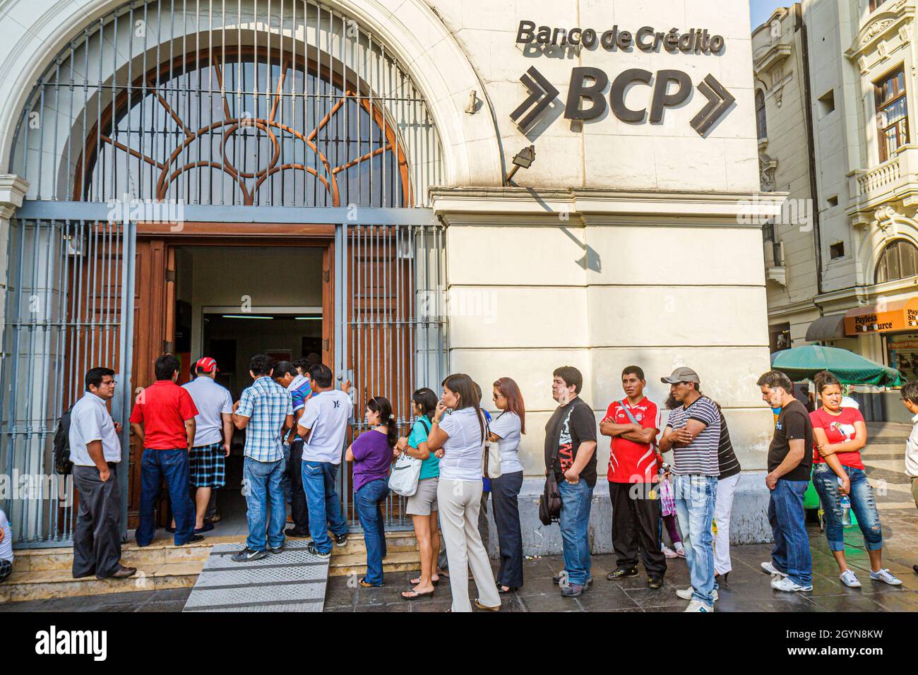 Lima Perù,Jiron de la Union,Banco de credito BCP banca,coda coda attesa uomini ispanici maschio donne ingresso,fuori ingresso Foto Stock