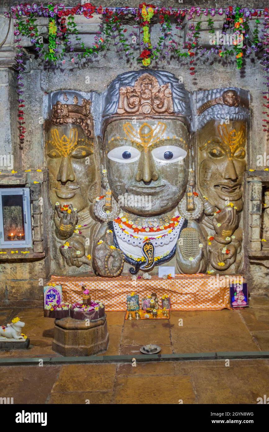 CHITTORGARH, INDIA - 15 FEBBRAIO 2017: Trimurti - tre facce del Signore Shiva nel tempio di Samadhisvar (Samidheshwar) a Chittor Fort a Chittorgarh, Raja Foto Stock