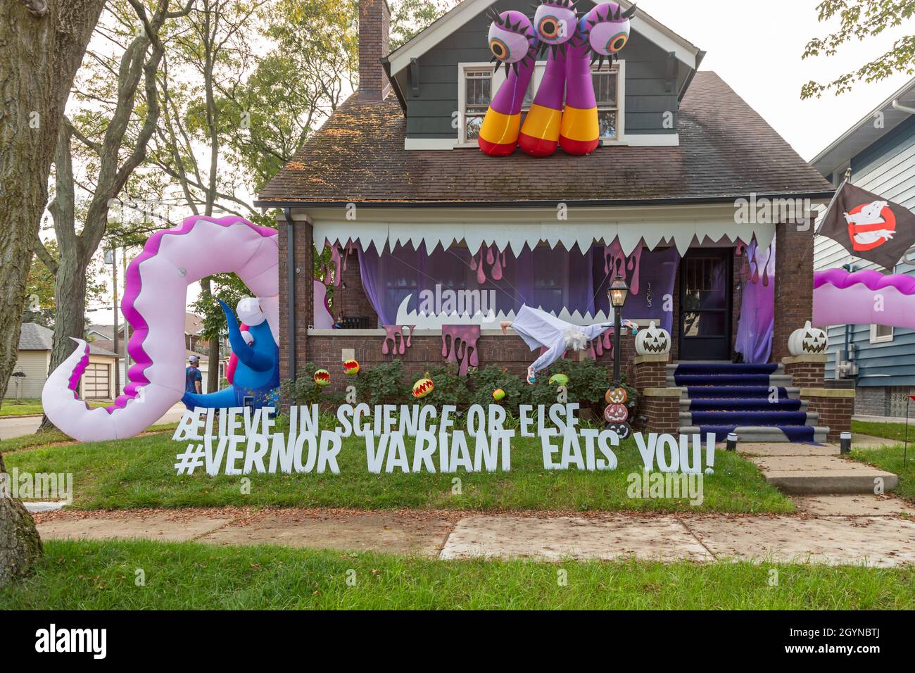 Grosse Pointe Park, Michigan - Un proprietario di casa Halloween decorazioni commento su coloro che non si fidano di scoperte scientifiche sul covid-19 pandemia. (Th Foto Stock