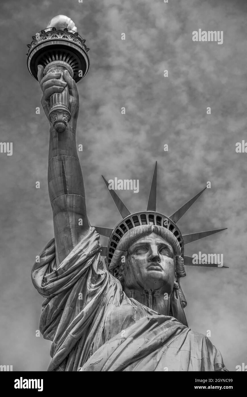 Vista in scala di grigi della Statua della libertà a New York USA Foto Stock