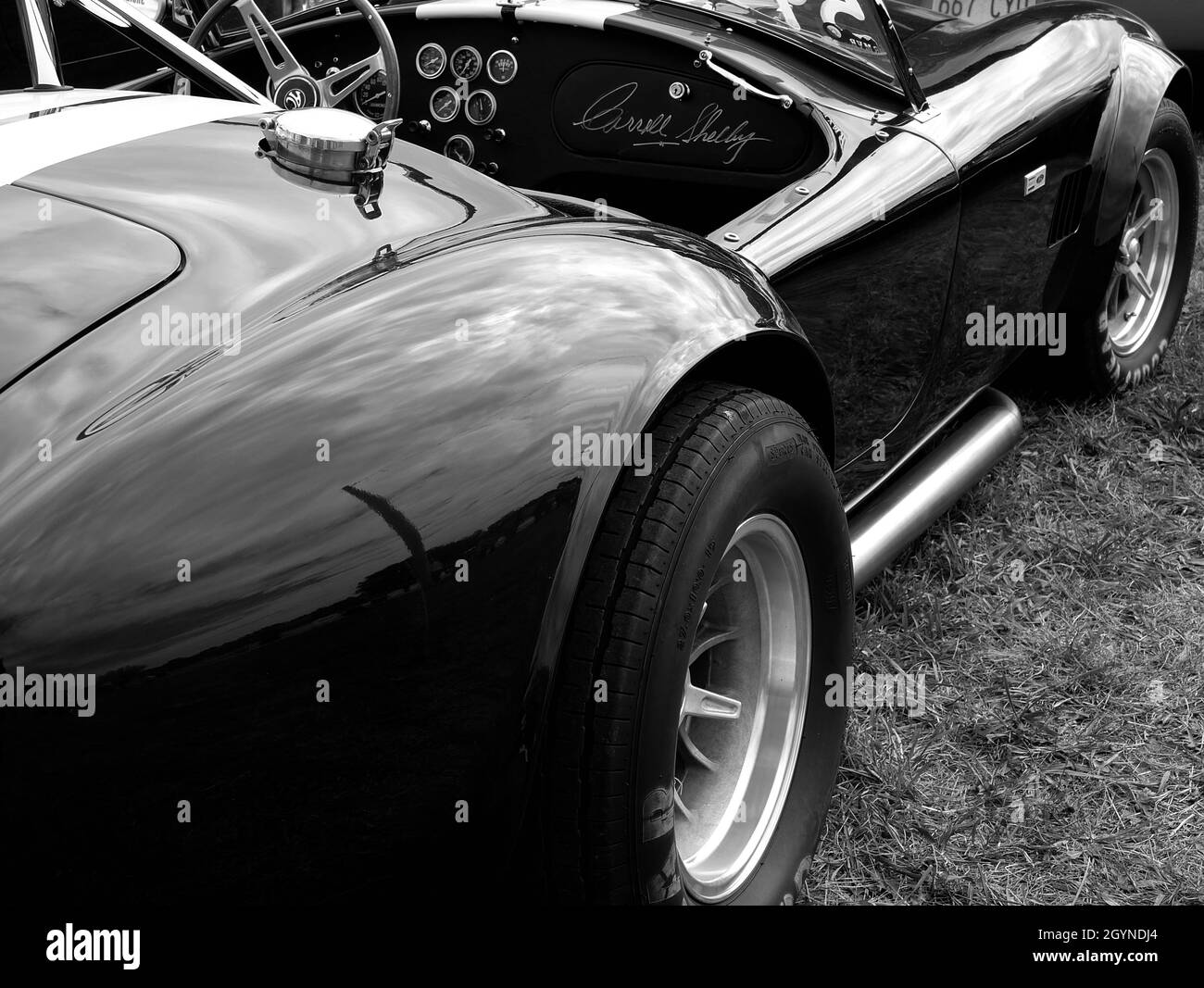 KANSAS CITY, STATI UNITI - 30 ottobre 2014: Una foto in scala di grigi di un'automobile d'epoca Cobra 427 Shelby Foto Stock