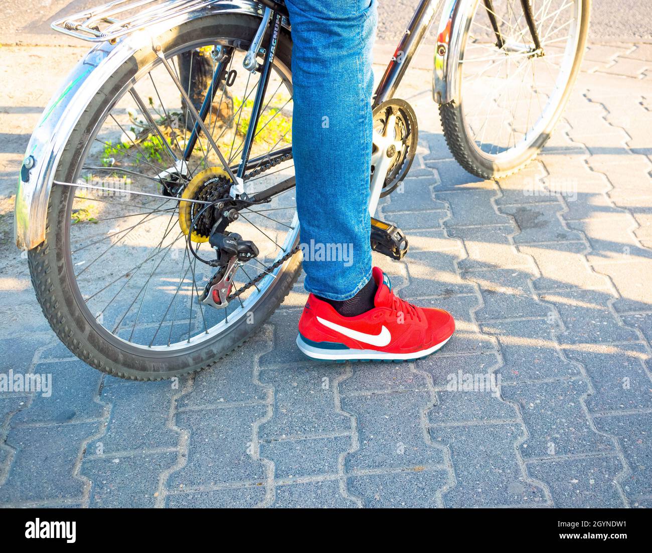 POZNAN, POLONIA - 30 settembre 2016: Una persona che indossa scarpe Nike  rosse sedute su una bicicletta Foto stock - Alamy