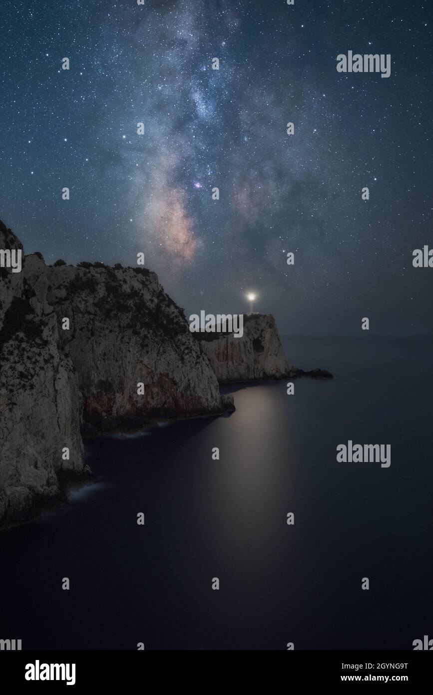 Nucleo galattico che sorge sul faro di doukato Foto Stock