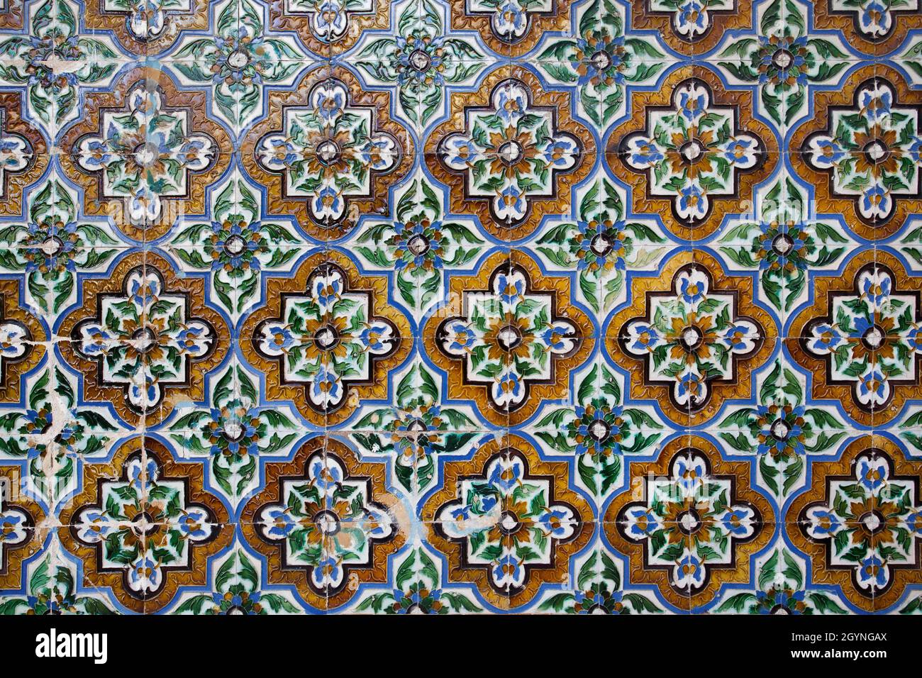 Piastrelle in ceramica moresca con motivi floreali e geometrici in primo piano Foto Stock