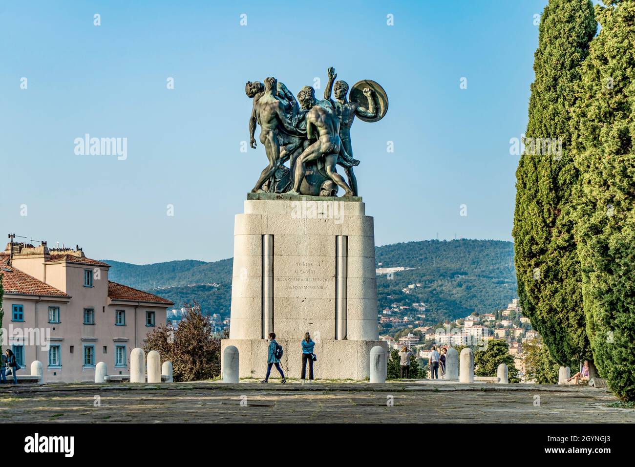 Il Monumento ai caduti, scultura in ghisa che commemora le vittime