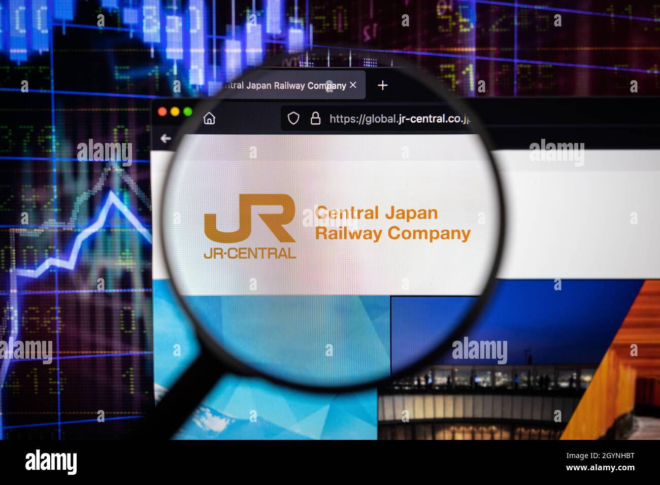 Logo della compagnia ferroviaria del Giappone centrale su un sito web con sviluppi del mercato azionario sfocati in background, visto su uno schermo del computer Foto Stock