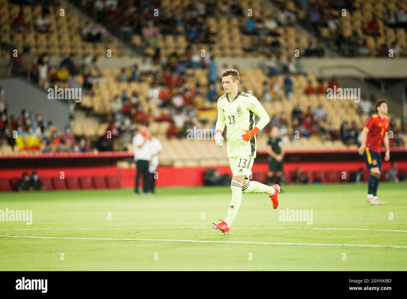 Siviglia, Spagna. 08 ottobre 2021. Julen Agirezabala visto in azione durante la UEFA euro U21/2023 Qualifiche tra Spagna e Slovacchia allo stadio la Cartuja di Siviglia. (Punteggio finale; Spagna 3:2 Slovacchia) Credit: SOPA Images Limited/Alamy Live News Foto Stock