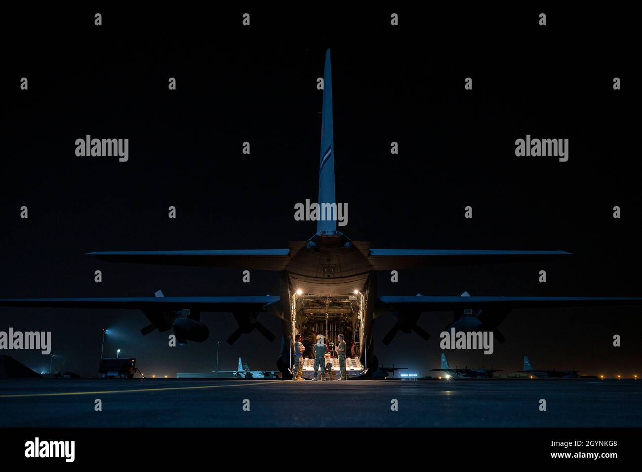 I membri dell'equipaggio di terra e di volo delle forze aeree degli Stati Uniti avviano le procedure di preflight a sostegno della missione di supporto risoluto in Afghanistan alla base aerea di Ali al Salem, Kuwait, 6 giugno 2021. Il design flessibile dell'aviazione militare statunitense C-130H Hercules consente di configurarla per più missioni diverse, consentendo a un aeromobile di svolgere il ruolo di molti e di proiettare il principale Airlift airpower nell'area di responsabilità del comando centrale degli Stati Uniti. (STATI UNITI Air Force foto di Senior Airman Taylor Crul) Foto Stock I membri dell'equipaggio di terra e di volo delle forze aeree degli Stati Uniti avviano le procedure di preflight a sostegno della missione di supporto risoluto in Afghanistan alla base aerea di Ali al Salem, Kuwait, 6 giugno 2021. Il design flessibile dell'aviazione militare statunitense C-130H Hercules consente di configurarla per più missioni diverse, consentendo a un aeromobile di svolgere il ruolo di molti e di proiettare il principale Airlift airpower nell'area di responsabilità del comando centrale degli Stati Uniti. (STATI UNITI Air Force foto di Senior Airman Taylor Crul) Foto Stock