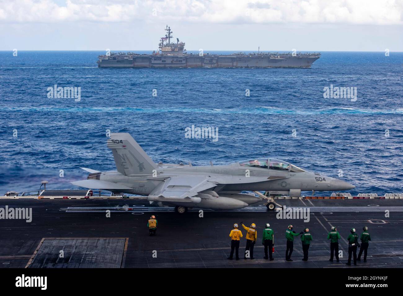 211003-N-IW069-1006 MAR DELLE FILIPPINE (OTT 3, 2021) un EA-18G Growler, assegnato ai "Gauntlets" di Electronic Attack Squadron (VAQ) 136, lancia sul ponte di volo del vettore aereo di classe Nimitz USS Carl Vinson (CVN 70) durante le operazioni multiple del gruppo di stike carrier 3 ottobre 2021. Il gruppo di attacco delle carrier del Regno Unito guidato da HMS Queen Elizabeth (R08); il cacciatorpediniere JMSDF di classe Hyuga JS ISE (DDH 182); HMCS Winnipeg della Royal Canadian Navy (FFH 338); HNLMS Evertsen della Royal Netherlands Navy (F 805); HMNZS te Kaha della Royal New Zealand Navy (F 77) e gruppi di portaerei statunitensi Foto Stock