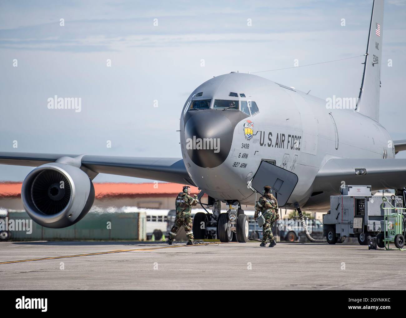 Gli airmen con il 6° gruppo di manutenzione preparano i preparativi finali ad un KC-135 Stratotanker prima del decollo alla base dell'aeronautica di MacDill, Florida, 6 ottobre 2021. La partenza del velivolo faceva parte di un esercizio di preparazione logistica condotto per aiutare a preparare i membri della sesta ala di rifornimento dell'aria per scenari di guerra. (STATI UNITI Air Force foto di Airman 1a classe Joshua Hastings) Foto Stock