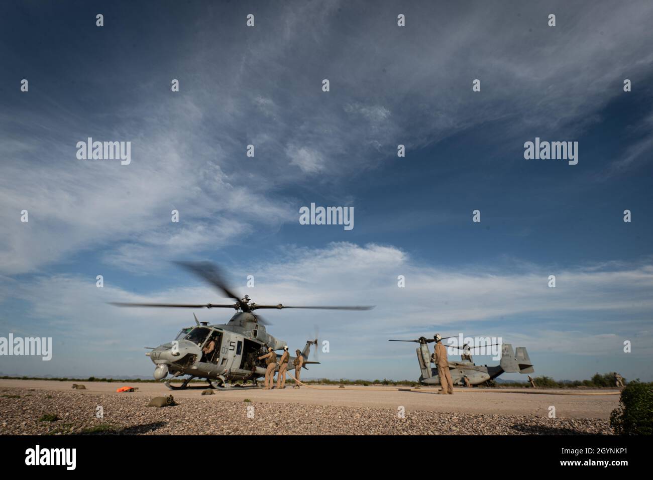 I Marines degli Stati Uniti assegnati alle armi e tattiche dell'aviazione marina Squadron uno (MAWTS-1), conducono un punto di armamento e rifornimento in avanti durante il corso dell'istruttore di armi e tattiche (WTI) 1-22, all'East TAC Airfield, vicino a Yuma, Ariz., il 02 ottobre 2021. Il corso WTI è un evento di formazione di sette settimane ospitato da MAWTS-1, che fornisce formazione tattica avanzata standardizzata e certificazione delle qualifiche di istruttore di unità per supportare la formazione e la preparazione dell'aviazione marina, e assiste nello sviluppo e nell'impiego di armi e tattiche per l'aviazione. (STATI UNITI Foto del corpo marino di CPL. James Stanfield) Foto Stock