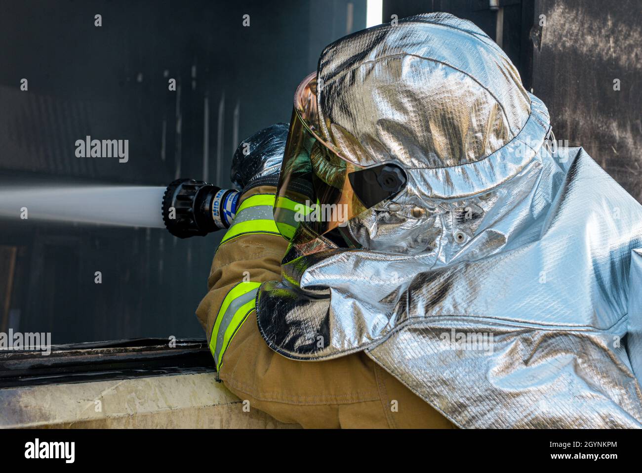 Il sergente dell'aeronautica degli Stati Uniti Edward Weir, un vigile del fuoco assegnato al 366th Ingegnere civile Squadron, estingue un fuoco durante l'esercitazione Gunslinger 21-5 alla base dell'aeronautica domestica della montagna, Idaho, 5 ottobre 2021. Il rivestimento in argento protegge i vigili del fuoco contro le minacce chimiche, biologiche, radiologiche, nucleari ed esplosive che consentono loro di rispondere in ambienti chimicamente contaminati. (STATI UNITI Air Force foto di staff Sergeant Austin Siegel) Foto Stock