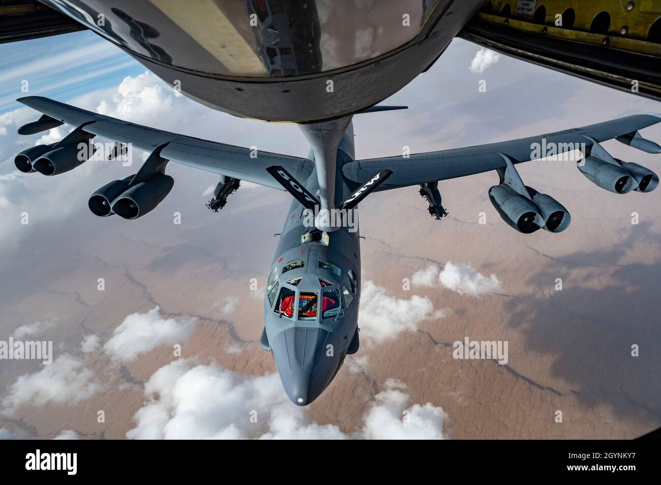 Un velivolo dell'aeronautica statunitense B-52H Stratofortress assegnato al 23° Squadrone della bomba di spedizione si prepara ad essere rifornito da un velivolo dell'aeronautica statunitense KC-135 Stratotanker, assegnato al 340° Squadrone di rifornimento aereo di spedizione, durante una missione a supporto della Missione di supporto risolutiva in Afghanistan, il 30 aprile 2021. Il comando centrale degli Stati Uniti si impegna a fornire la necessaria protezione della forza per garantire che il prelievo sia condotto in modo sicuro e ordinato. (STATI UNITI Air Force foto di Senior Airman Taylor Crul) Foto Stock