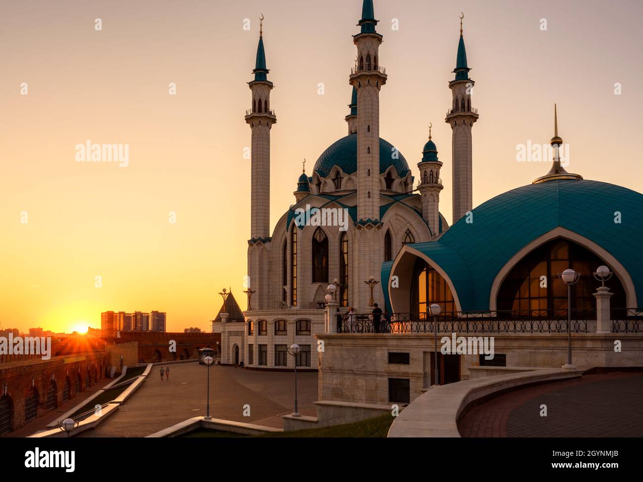 Cremlino Kazan al tramonto, Tatarstan, Russia. Vista soleggiata della moschea di Kul Sharif, punto di riferimento di Kazan. Famosa attrazione turistica, architettura islamica a Kaz Foto Stock