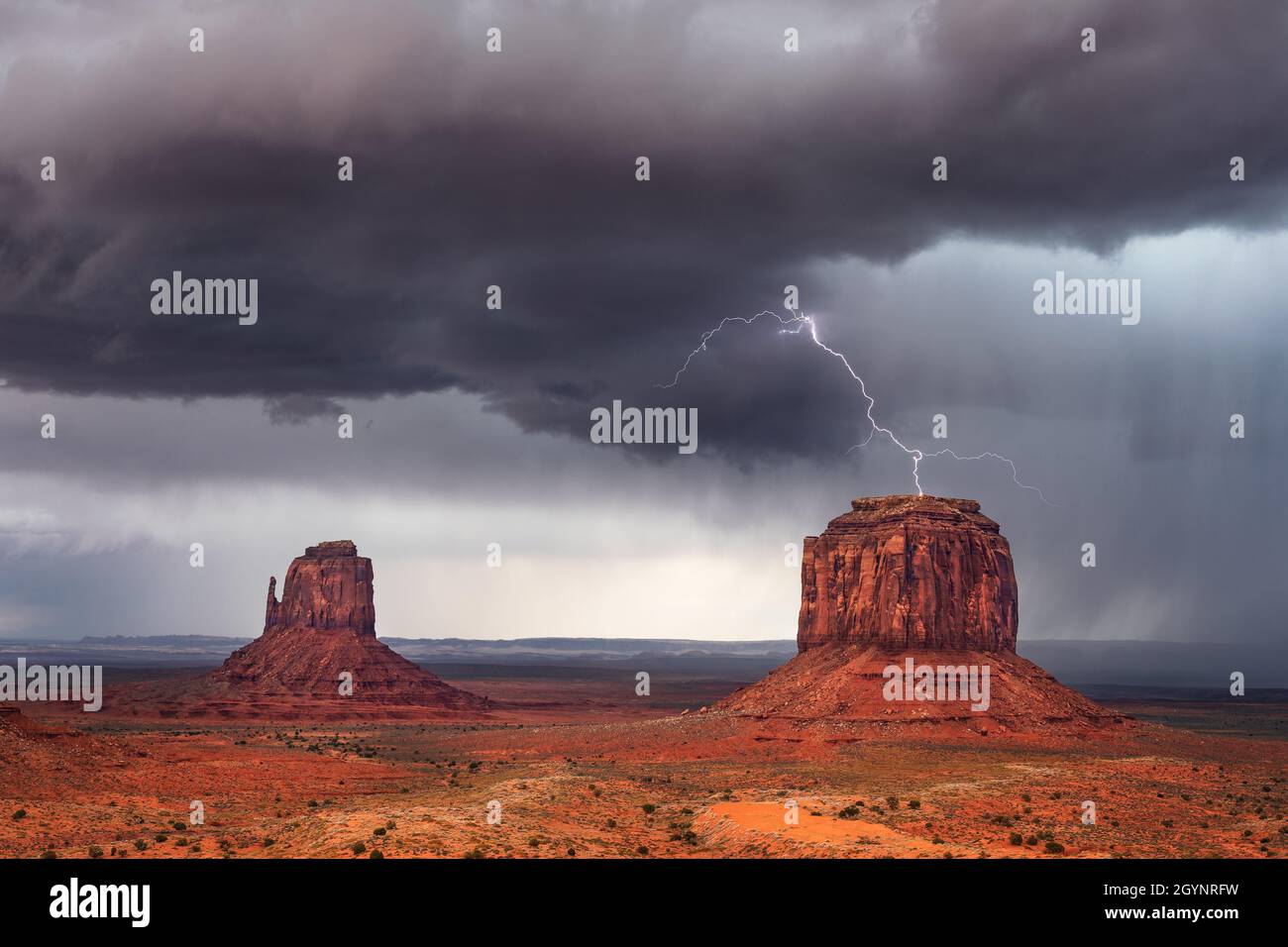 Monument Valley, tempesta di fulmini in Arizona Foto Stock