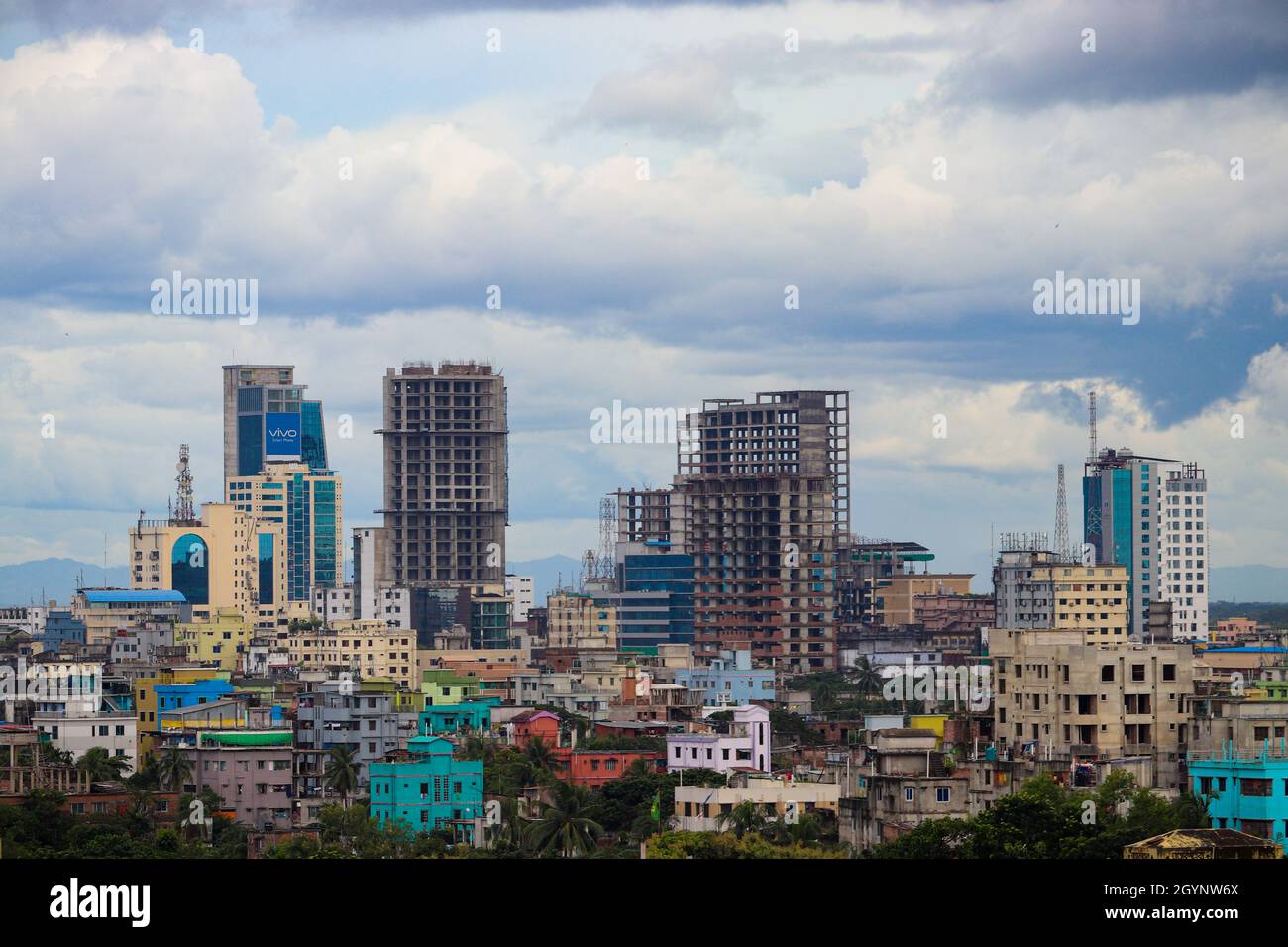 Skyline di Chittagong con cielo nuvoloso e alberi verdi. Agrabad, Chittagong, Bangladesh Foto Stock