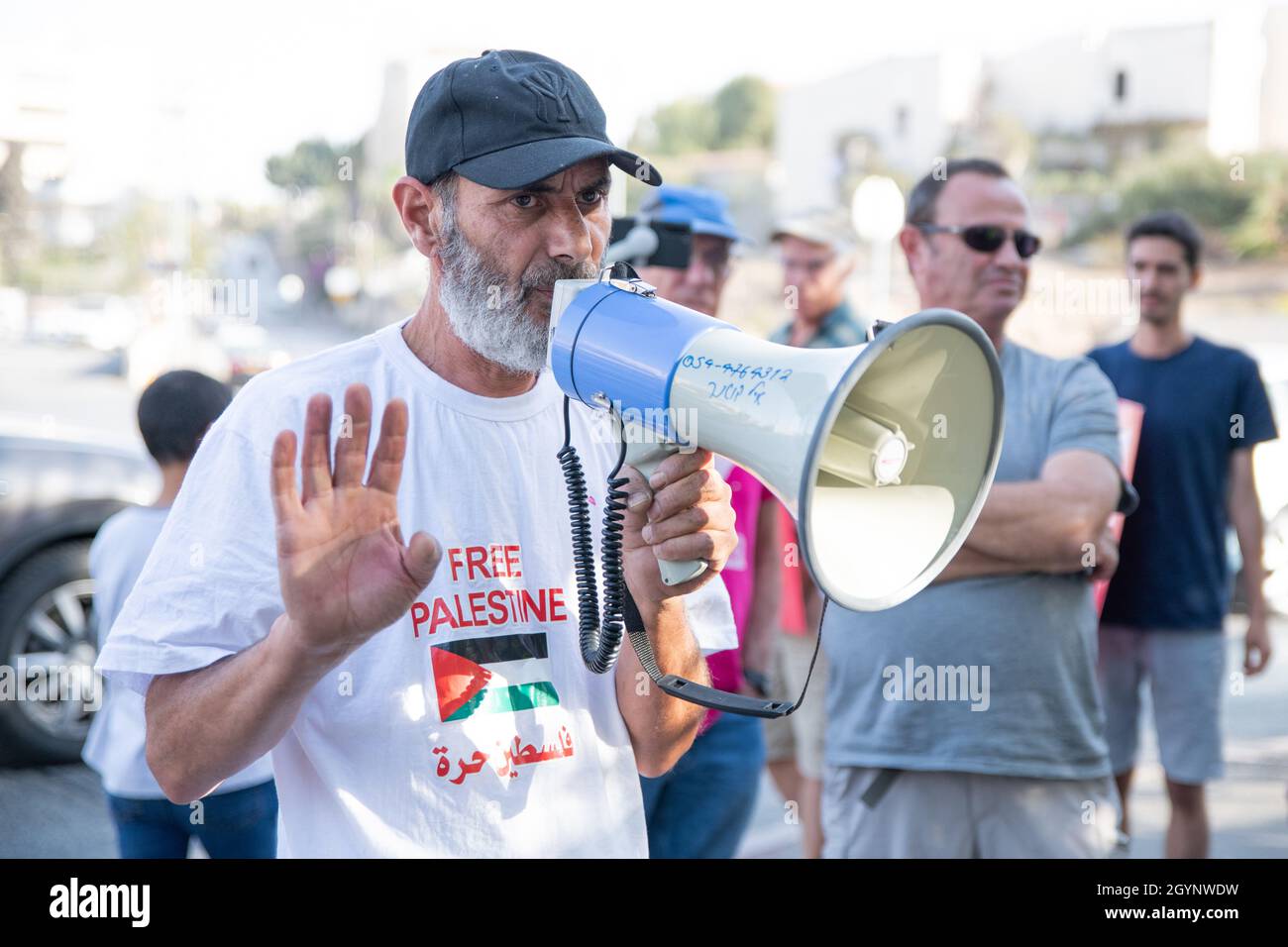 Gerusalemme, Israele. 24 settembre 2021. La protesta settimanale per l'ingresso allo Sceicco Jarrah di attivisti ebrei e residenti del quartiere. Oltre alla violenta reazione dei soldati israeliani della polizia e della polizia di frontiera alle bandiere palestinesi, che ha portato a due feriti di manifestanti - questa settimana un noto sostenitore dell'ex primo ministro Netanyahu era arrivato e ha creato agitazione nella folla. Credit: Matan Golan/Alamy Live News Foto Stock