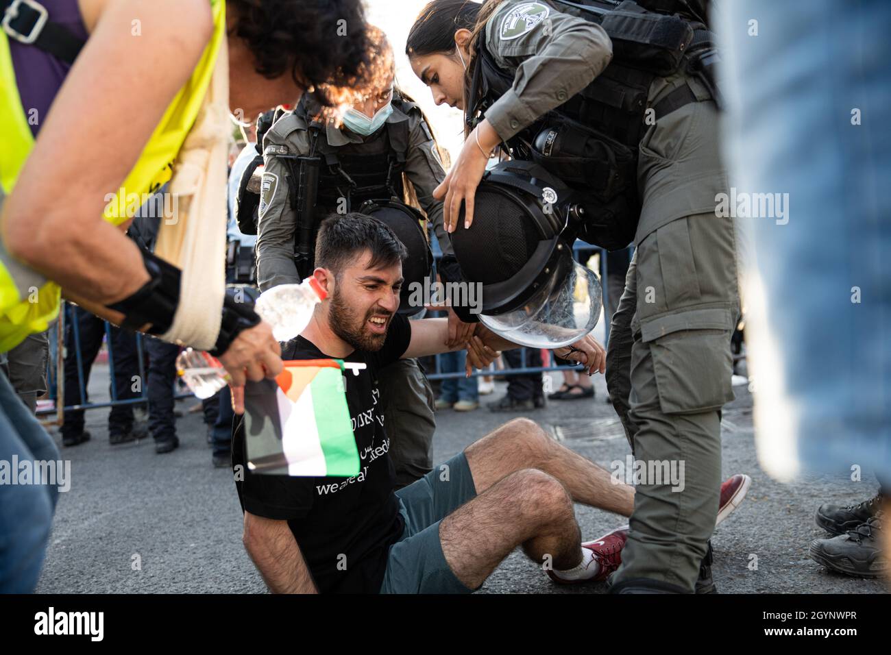 Gerusalemme, Israele. 24 settembre 2021. La protesta settimanale per l'ingresso allo Sceicco Jarrah di attivisti ebrei e residenti del quartiere. Oltre alla violenta reazione dei soldati israeliani della polizia e della polizia di frontiera alle bandiere palestinesi, che ha portato a due feriti di manifestanti - questa settimana un noto sostenitore dell'ex primo ministro Netanyahu era arrivato e ha creato agitazione nella folla. Gerusalemme, Israele. 8 ottobre 2021 (Matan Golan/Alamy Live News) Credit: Matan Golan/Alamy Live News Foto Stock