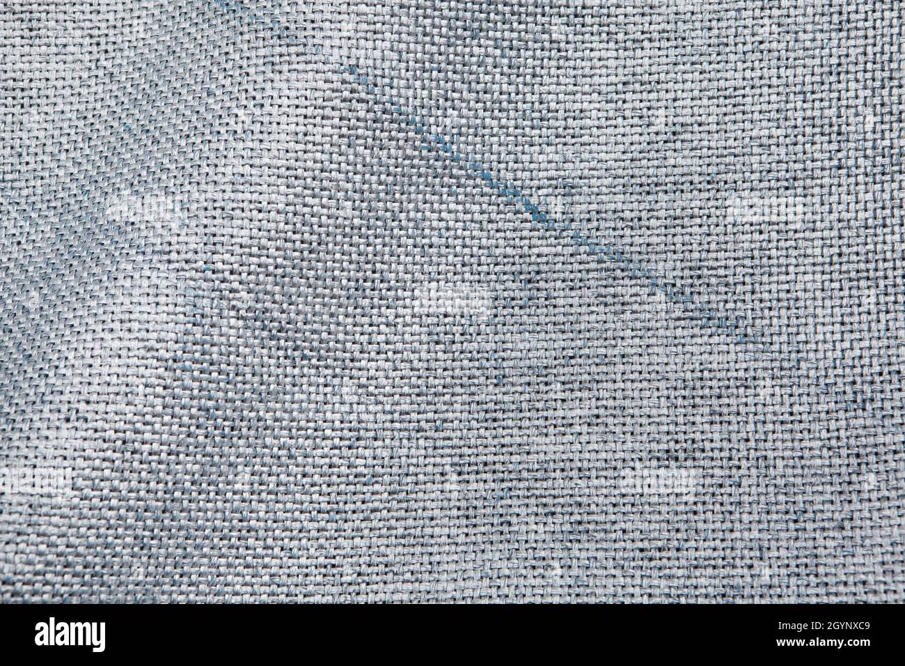 Particolare dell'Arco di Trionfo avvolto in tessuto argento-blu in Place Charles de Gaulle a Parigi, Francia. L'Arco di Trionfo è stato avvolto per due settimane convertendosi in un'opera d'arte come è stato progettato da Christo e Jeanne-Claude nel settembre 2021. Foto Stock