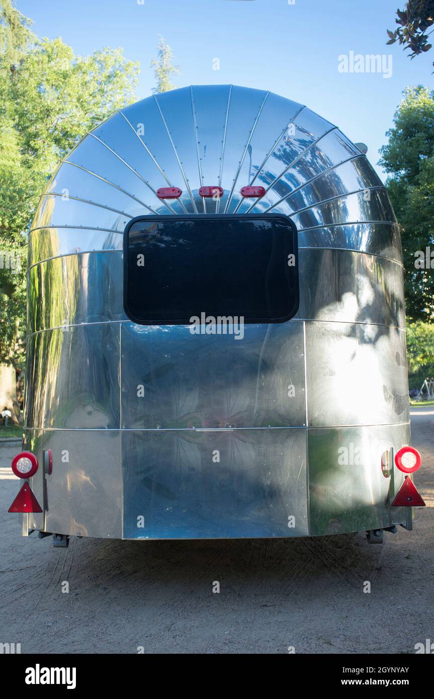 Caravan americano in metallo arrotondato utilizzato come veicolo mobile per la ristorazione. Vista posteriore Foto Stock