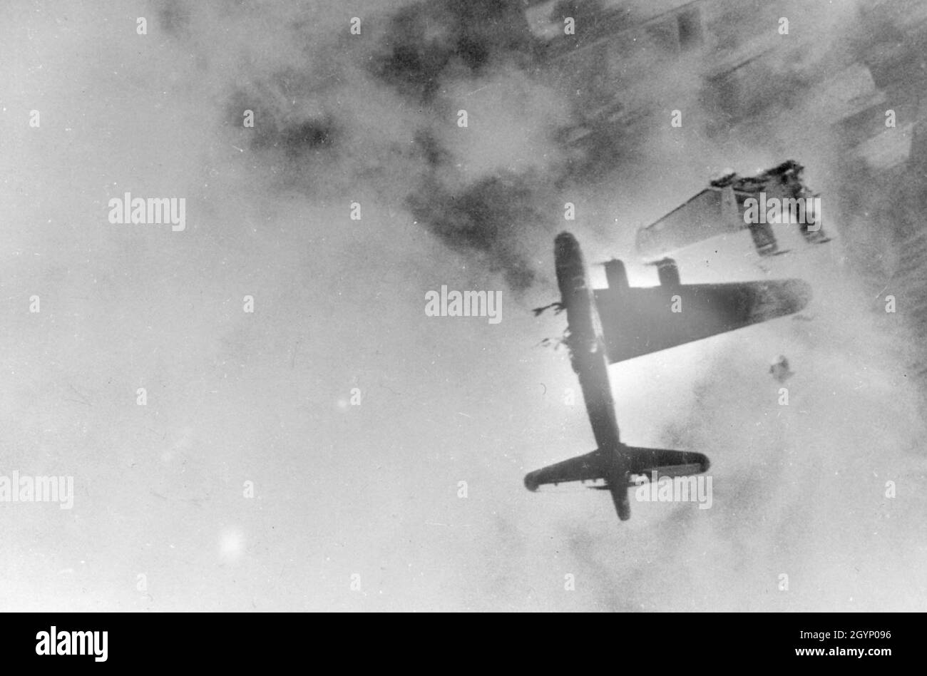 Un Boeing B-17F che cade dopo la sua ala sinistra è stato soffiato da un Me-262 sopra Crantenburg, Germania. Foto Stock