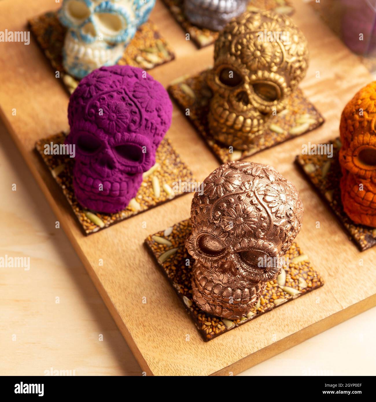Cranio messicano ornato commestibile fatto di cioccolato gourmet, regalo tradizionale per 'Dia de muertos' giorno della morte in Messico cultura chiamata 'calaverita Foto Stock