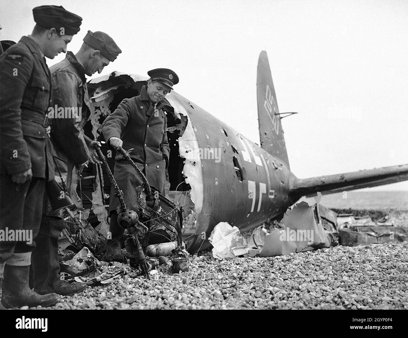 Soldati che guardano le mitragliatrici di un bombardamento Heinkel He-111 Foto Stock