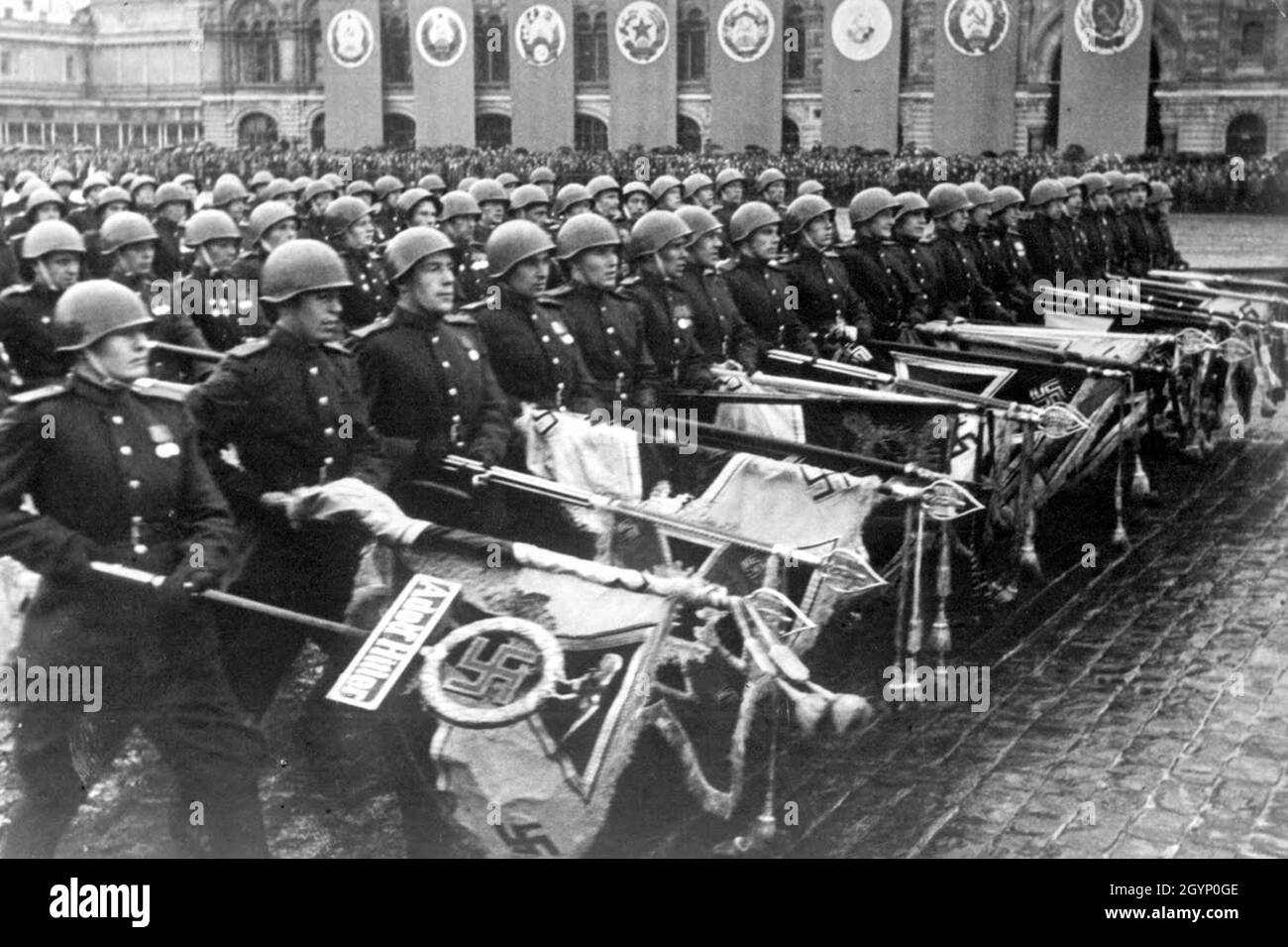 I soldati dell’esercito rosso lanciano il terzo standard del Reich davanti al Mausoleo di Lenin. I soldati che li portavano indossavano guanti per dimostrare il loro odio nei confronti della Germania nazista, e persino bruciavano i guanti in seguito. Foto Stock
