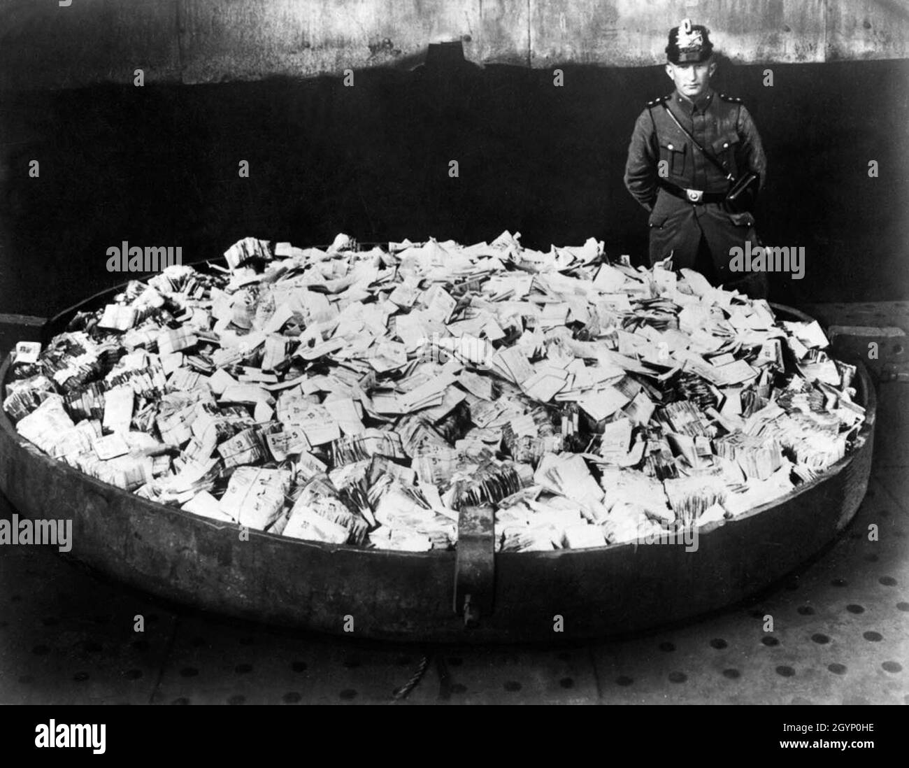 Un enorme contenitore pieno di denaro inutile durante il periodo tedesco di iperinflazione Foto Stock