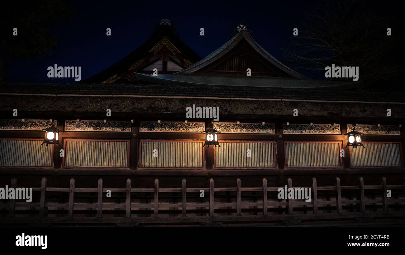 Bella casa sul tetto illuminata di notte di Kyoto. Scenario di giapponese con antiche caratteristiche architettoniche di tetto style al Santuario Yasaka Jinja. T Foto Stock