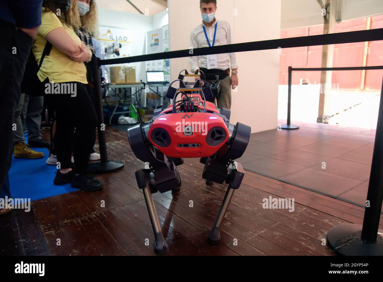 Roma, Italia. 08 ottobre 2021. Un cane robot viene mostrato ai visitatori durante la 9° edizione di Maker Faire il più grande evento europeo sull'innovazione. Credit: SOPA Images Limited/Alamy Live News Foto Stock