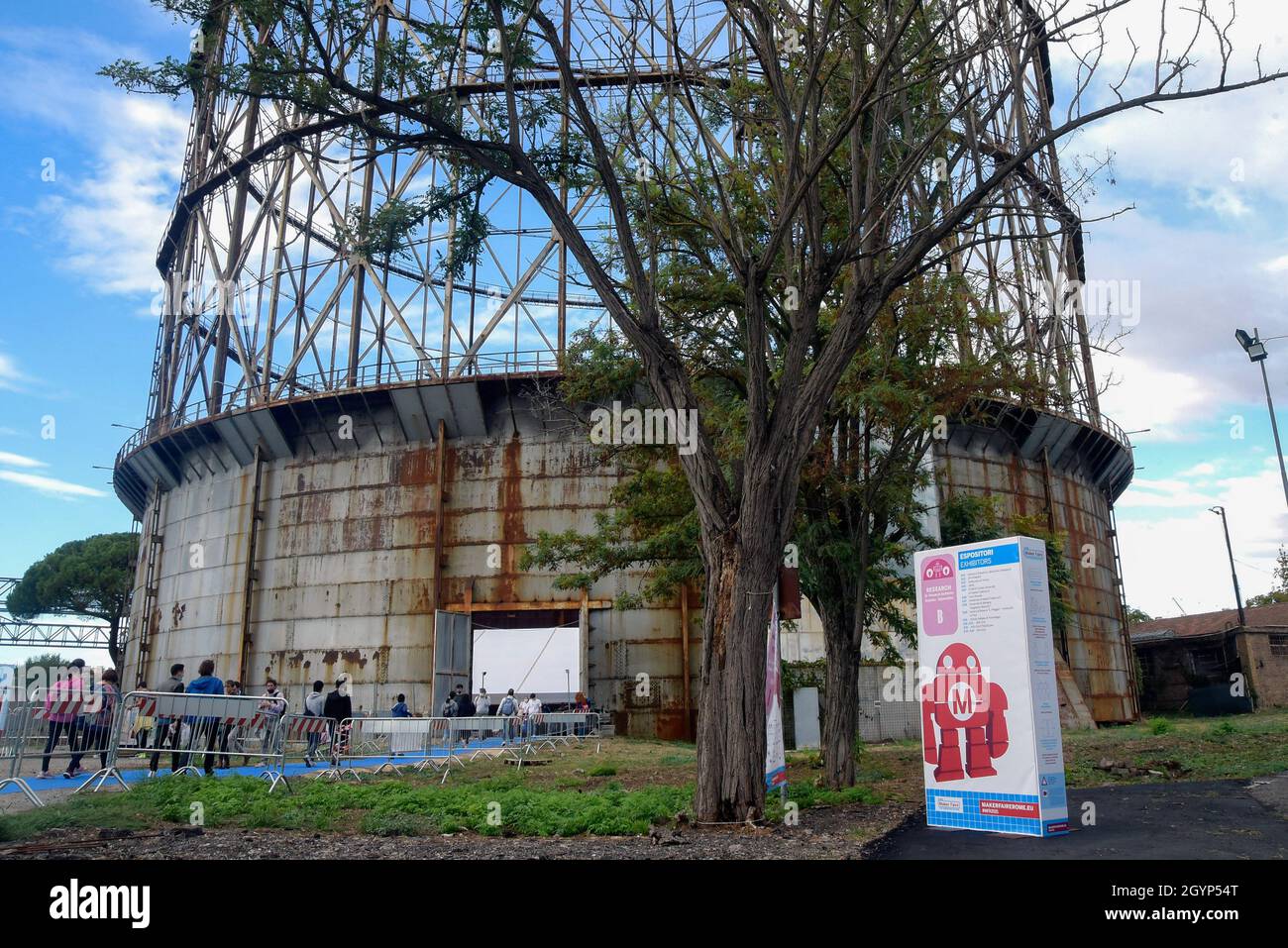 Roma, Italia. 08 ottobre 2021. Vista esterna di Gazometro, un importante esempio di archeologia industriale situato nel quartiere Ostiense, uno dei siti della 9° edizione del Maker Faire il più grande evento europeo sull'innovazione. Credit: SOPA Images Limited/Alamy Live News Foto Stock