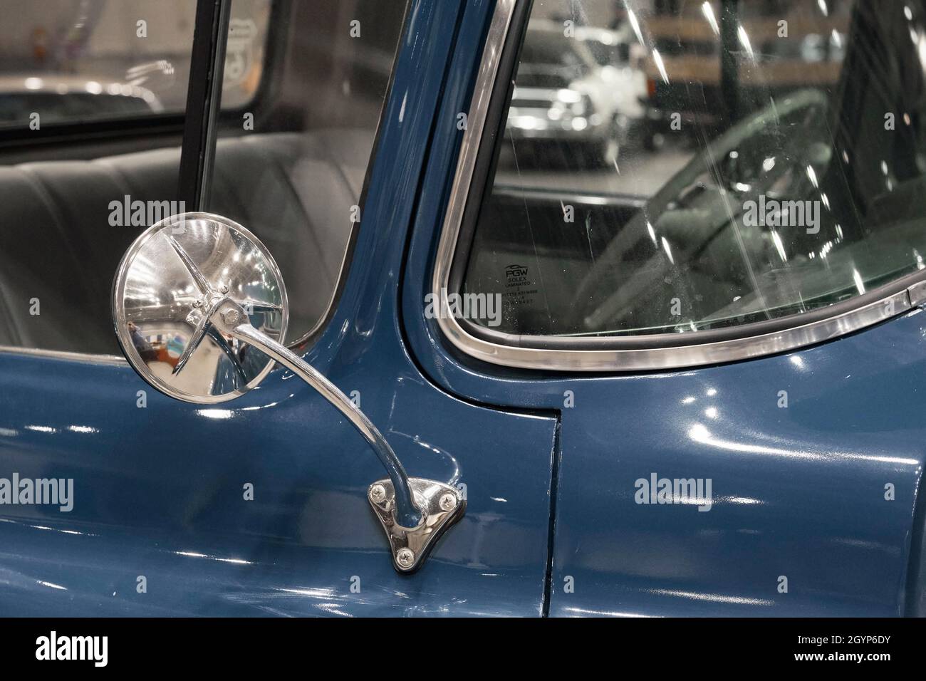 Pick-up personalizzato blu truc con specchio cromato in mostra presso l'Endless Summer Cruisin 2021 a Ocean City Maryland. Foto Stock