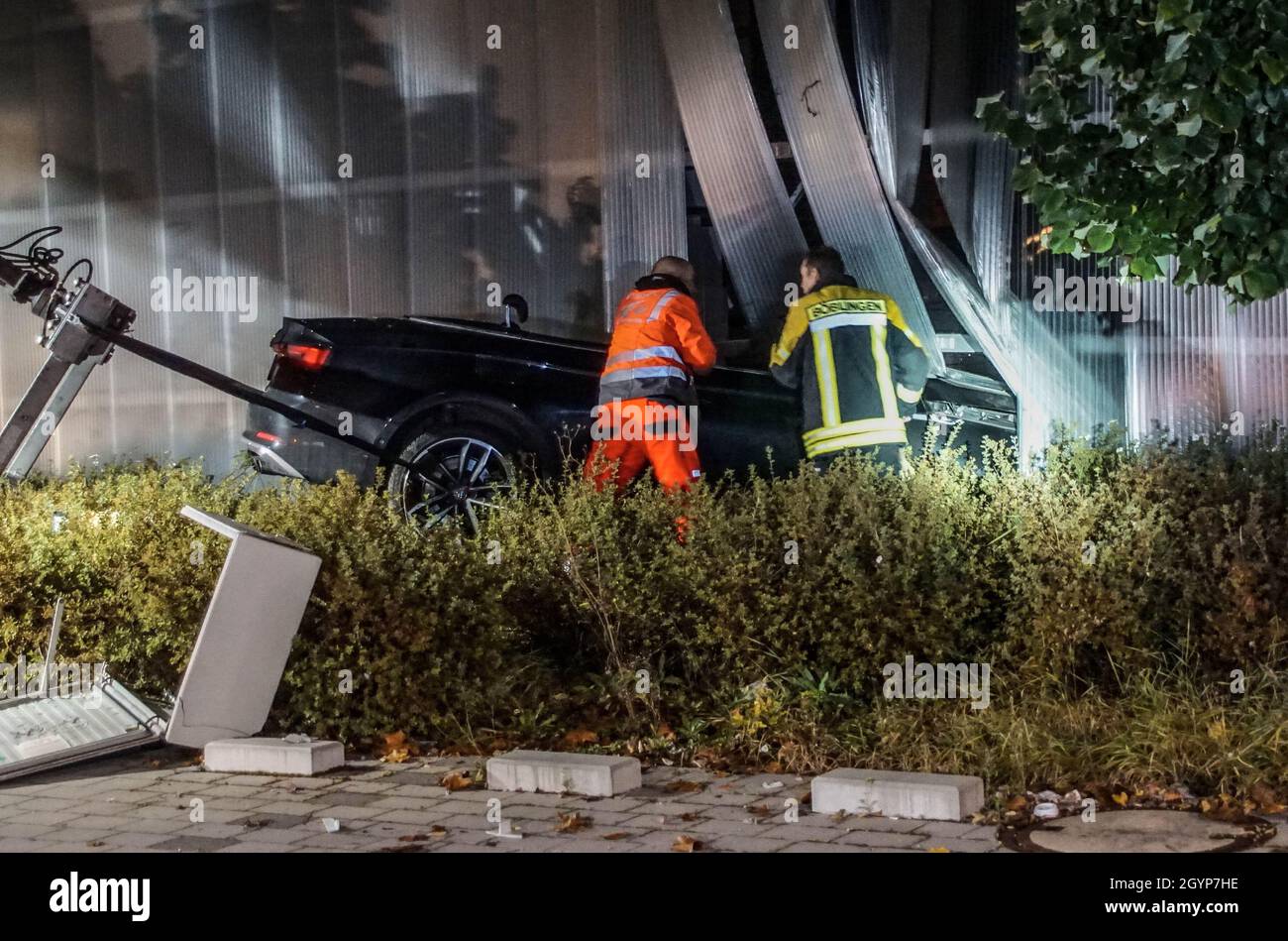 09 ottobre 2021, Baden-Wuerttemberg, Böblingen: I soccorritori lavorano su un'Audi S5 convertibile che è stata coinvolta in un incidente. Il conducente dell'auto sportiva ha lasciato la strada, si è schiantato sopra una scatola di derivazione per telecomunicazioni e nella parete leggera del magazzino di un negozio di materiali da costruzione. Foto: Dettenmeyer/SDMG/dpa Foto Stock