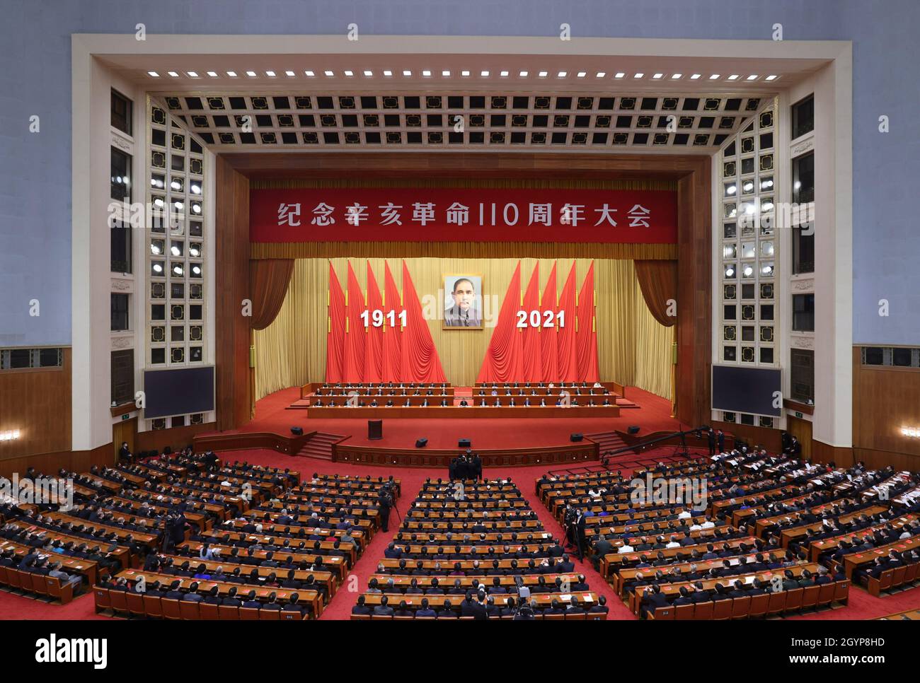 Pechino, Cina. 9 Ott 2021. Un incontro commemorativo che segna il 110° anniversario della Rivoluzione del 1911 si svolge presso la Grande Sala del Popolo di Pechino, capitale della Cina, il 9 ottobre 2021. Credit: Liu Bin/Xinhua/Alamy Live News Foto Stock