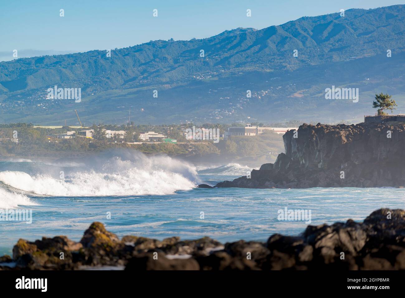 Infrangendo le onde che si infrangono nelle rocce di Terre Sainte a Reunion Island Foto Stock