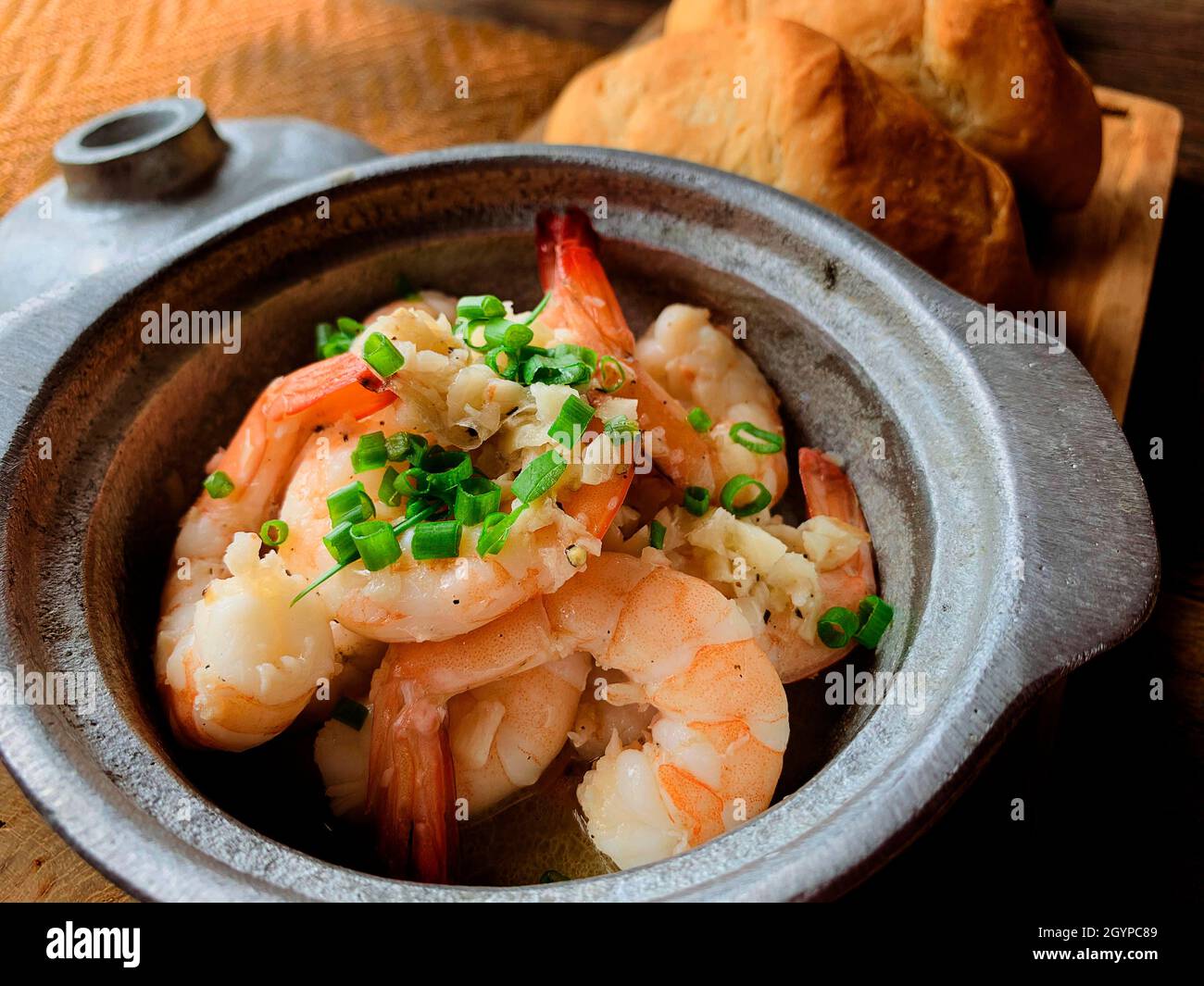 Gamberi Hoi An freschi al vapore serviti in una pentola di metallo putter. Foto Stock